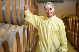 professioneel wijnmaker controlerend wijn maken werkwijze en kwaliteit Bij wijnmakerij fabriek foto