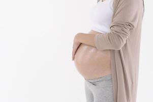 mooi zwanger vrouw toepassen hydraterend, rekken Mark room Aan buik, vruchtbaarheid onvruchtbaarheid behandeling, ivf, toekomst moederschap concept foto