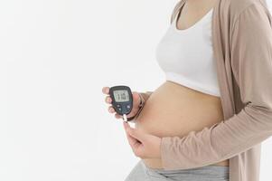 zwanger vrouw controle bloed suiker niveau door gebruik makend van digitaal glucose meter, Gezondheid zorg, geneesmiddel, suikerziekte, glycemie concept foto