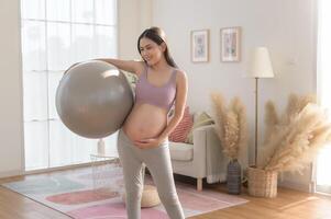 gezond zwanger vrouw oefenen en aan het doen prenataal yoga, meditatie, werken uit, yoga, zwangerschap concept. foto