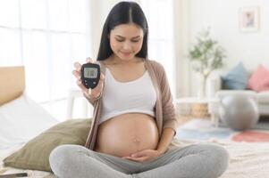 zwanger vrouw controle bloed suiker niveau door gebruik makend van digitaal glucose meter, Gezondheid zorg, geneesmiddel, suikerziekte, glycemie concept foto