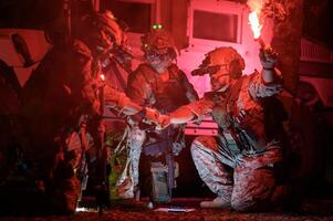 soldaten klaar naar brand gedurende leger operatie Bij nacht foto