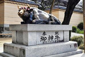 fukuoka, Japan november 18, 2023 heilig os standbeeld Bij dazaifu tenmangu altaar waar is beroemd mijlpaal van fukuoka. foto