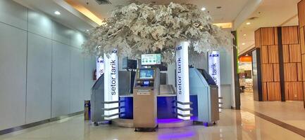 visie van automatisch teller machine of Geldautomaat bca bank Bij aeon winkelcentrum Jakarta tuin stad. Jakarta Indonesië - april 17 2024 foto