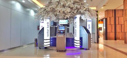 visie van automatisch teller machine of Geldautomaat bca bank Bij aeon winkelcentrum Jakarta tuin stad. Jakarta Indonesië - april 17 2024 foto