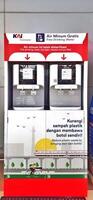 vrij drinken water machine voor openbaar onderhoud Bij trein station bekasi. west Java, Indonesië - april 8 2024 foto
