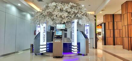 visie van automatisch teller machine of Geldautomaat bca bank Bij aeon winkelcentrum Jakarta tuin stad. Jakarta Indonesië - april 17 2024 foto