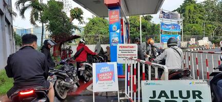 lang wachtrij van motor chauffeurs openbaar tanken Bij pertamina gas- station. bekasi, west Java, Indonesië - mei 22 2024 foto