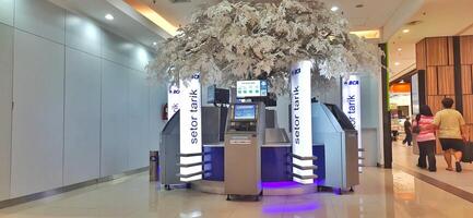 visie van automatisch teller machine of Geldautomaat bca bank Bij aeon winkelcentrum Jakarta tuin stad. Jakarta Indonesië - april 17 2024 foto