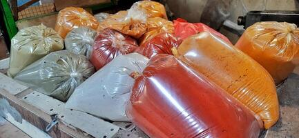 divers specerijen of boemboe vergulden of boemboe halus ingrediënten in plastic verpakking voor keuken, verkocht in Indonesisch lokaal markt foto