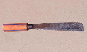 machete machete, hout snijdend hulpmiddel, met een vlak ontwerp en bruin achtergrond lay-out foto