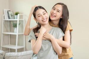 lgbt. Aziatisch lesbienne paar glimlachen en tonen liefde Bij huis. jong Aziatisch paar knuffelen elk andere gelukkig, geliefden, homoseksualiteit, homoseksualiteit, vrijheid, uitdrukkingen, verhouding foto