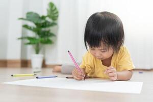 gelukkig Azië kinderen spelen aan het leren verf Aan papier. werkzaamheid, ontwikkeling, iq, gelijk, meditatie, brein, spieren, essentieel vaardigheden, familie hebben pret uitgeven tijd samen. vakantie foto