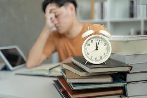 Aziatisch leerling Mens hebben ongerustheid omdat van examens, mannetje bereiden voor test en aan het leren lessen in de bibliotheek. spanning, wanhoop, haast, misverstand lezing, ontmoedigd, verwachting, kennis, moe foto