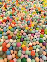 een dichtbij omhoog van een kleurrijk plastic bal met een kleurrijk top. kinderen speelplaats foto
