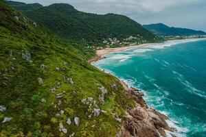 tropisch kustlijn met bergen en oceaan met golven in Brazilië. antenne visie foto