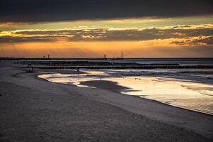 zonsondergang Aan de strand in leba, Baltisch zee, Polen foto