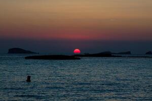 zonsondergang Bij de strand cala conta, ibiza, spanje foto