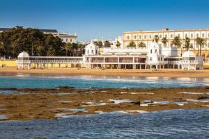 oud badhuis Aan de strand van 'la caleta', een van de meest beroemd sites in de stad van cadiz, Spanje foto