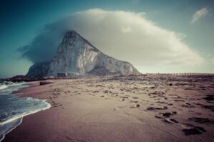 de rots van Gibraltar van de strand van la lijn, Spanje foto