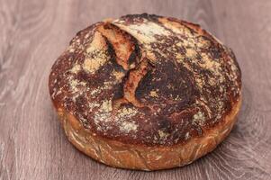 eigengemaakt brood in de keuken Aan een houten tafel 1 foto