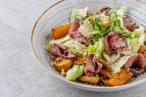 salade met gebraden rundvlees en aardappelen voor voedsel levering website 10 foto