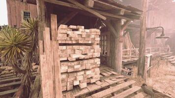 een stack van brandhout De volgende naar een rustiek gebouw foto