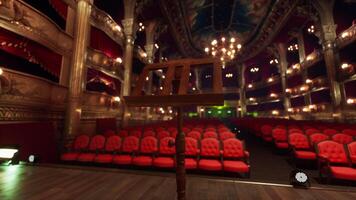 een leeg theater met rood stoelen en kroonluchters foto