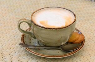 kop van cappuccino Aan een tafel in een cafe. mooi schuim, wit keramisch beker, kopiëren ruimte.1 foto