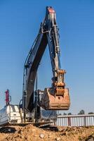 dichtbij omhoog details van industrieel graafmachine werken Aan bouw plaats 8 foto