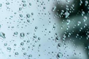 regendruppels Aan glas venster van auto met bewolkt lucht in de achtergrond 1 foto