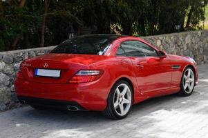 gaziveren Cyprus 18.04.2024-rood mercedes benz in de parkeren veel in de buurt de huis foto