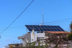 zonne- panelen Aan de dak van een huis in de dorp 2 foto
