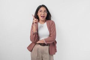 jong Aziatisch vrouw vervelend bril met vinden idee gebaar geïsoleerd door wit achtergrond. foto