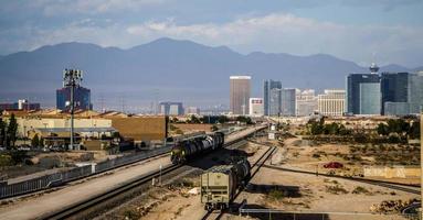 las vegas- stad omringd door rode rotsbergen en vallei van vuur foto