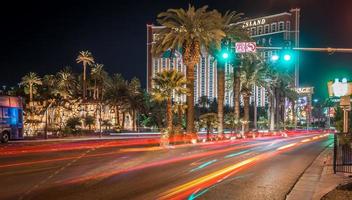 las vegas, nevada - avond stadslichten en uitzicht op de straat foto