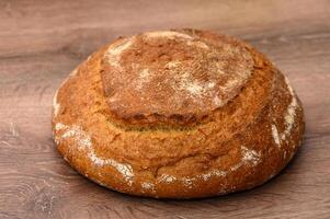 smakelijk eigengemaakt geheel graan brood Aan een houten tafel 3 foto