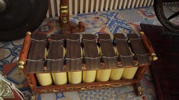 traditioneel muziekinstrument uit de Indonesische Javanen. de gamelanmuziek van Indonesië. een set Javaanse gamelan-muziekinstrumenten foto