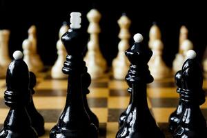 houten schaak stukken detailopname foto