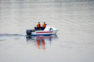 boot van de redden onderhoud Aan water voorwerpen foto