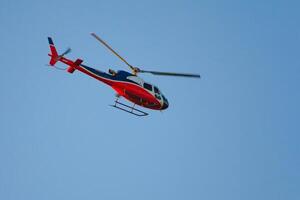 helikopter in de blauw lucht foto