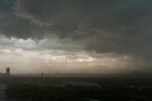 bewolkt lucht en storm wolken over- de stad foto