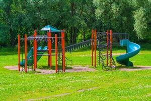 kleurrijke speeltuin in het park foto