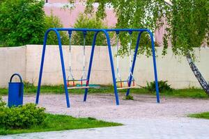 kinderen schommel in de park foto