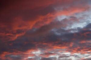 dramatische zonsondergangwolken foto