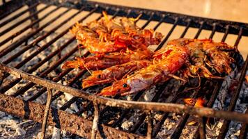 gegrild garnaal reusachtig zoetwater garnaal grillen met houtskool foto