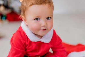 detailopname portret van een baby in een de kerstman claus kostuum. winter nieuw jaar concept. levensstijl foto