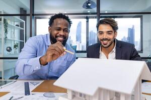 team van architectuur en zakenlieden zijn bespreken en brainstorming Aan verdieping plan wijziging voor echt landgoed investering en behuizing ontwikkeling project foto