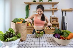 Aziatisch huisvrouw is voorbereidingen treffen gemakkelijk en gemakkelijk Japans stijl salade maaltijd voor veganistisch en vegetarisch voedsel concept na oefening naar krijgen genoeg voeding foto