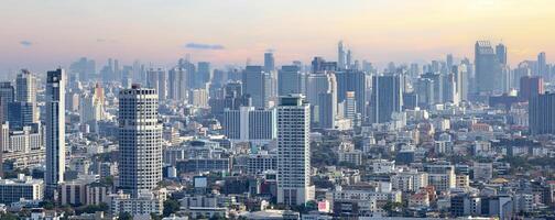 panorama visie van downtown Bangkok stadsgezicht met hoog stijgen wolkenkrabber gebouw gedurende roze zonsondergang lucht foto